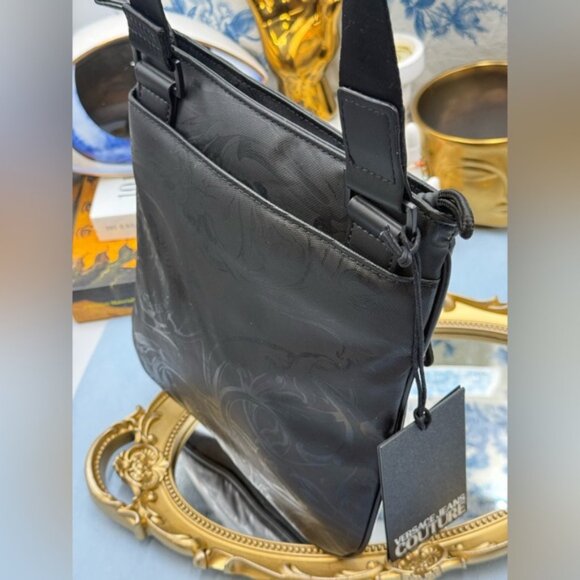 🆕 VERSACE JEANS COUTURE 🧿 NWT Black Coated Regalia Baroque Messenger Bag - Picture 8 of 16